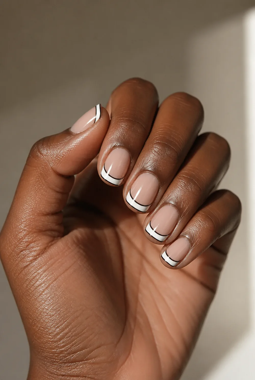 outlined french nail art on deep brown skin - PolishedAndPrettyNails.com outlined french nail art on deep brown skin