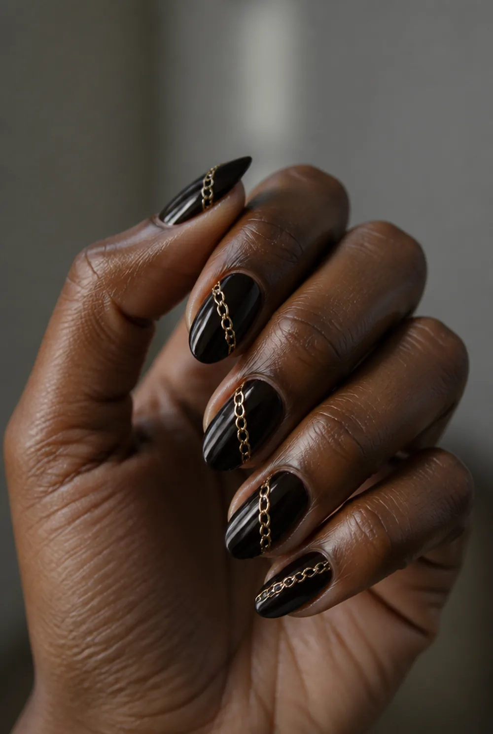snake chain gold nail art on deep brown skin - PolishedAndPrettyNails.com snake chain gold nail art on deep brown skin