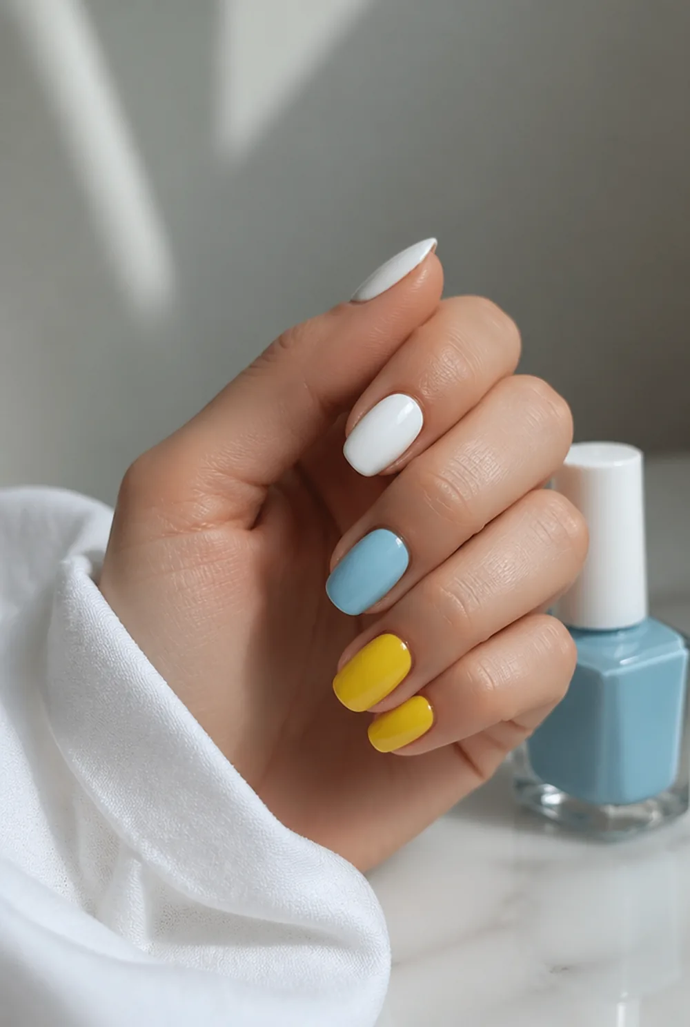 White, pastel and yellow gel shades that streak most